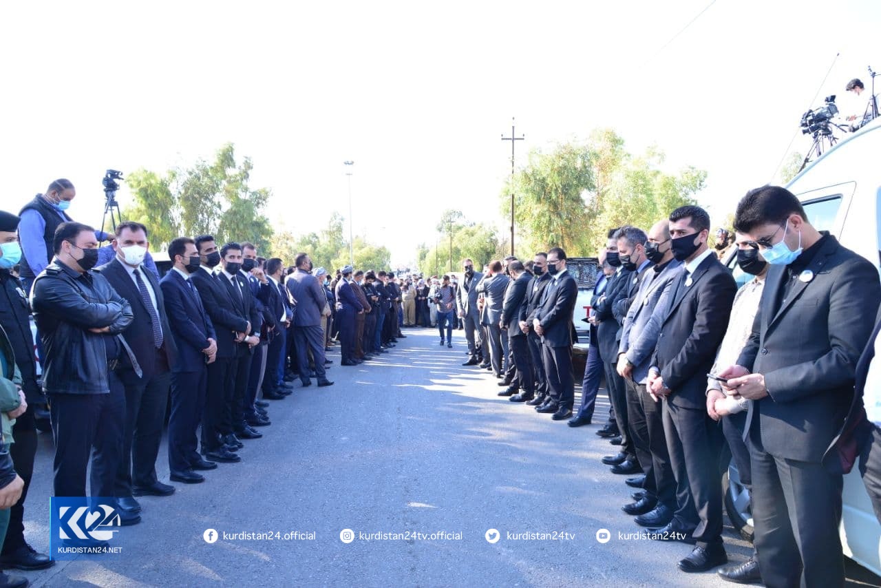 بەوێنە... هەزاران هاووڵاتی لە چاوەڕوانیی تەرمی فرسەت سۆفیدان 